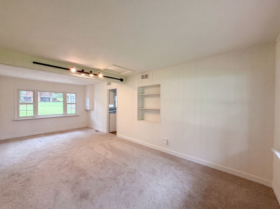 Photo 3 of 21 of 925 Woodcrest Ln, Hazelwood, MO