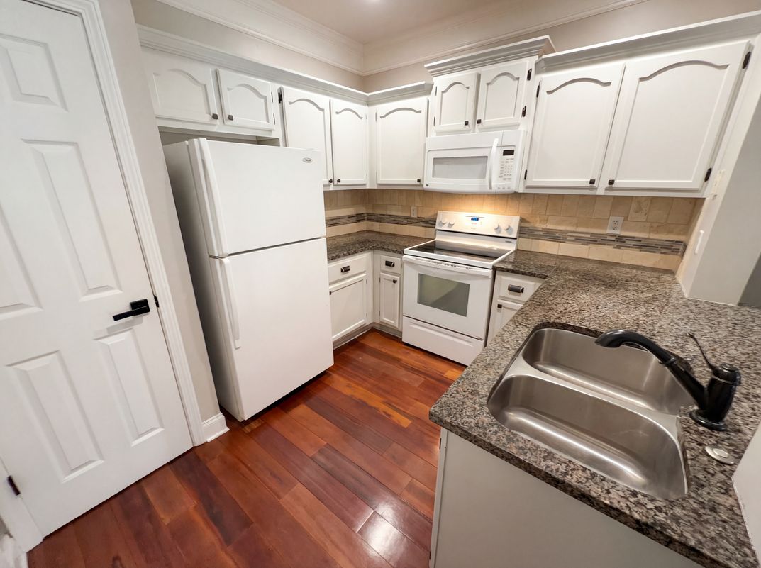 Property photo 2 of 2700 Pine Tree Rd NE Unit 3006