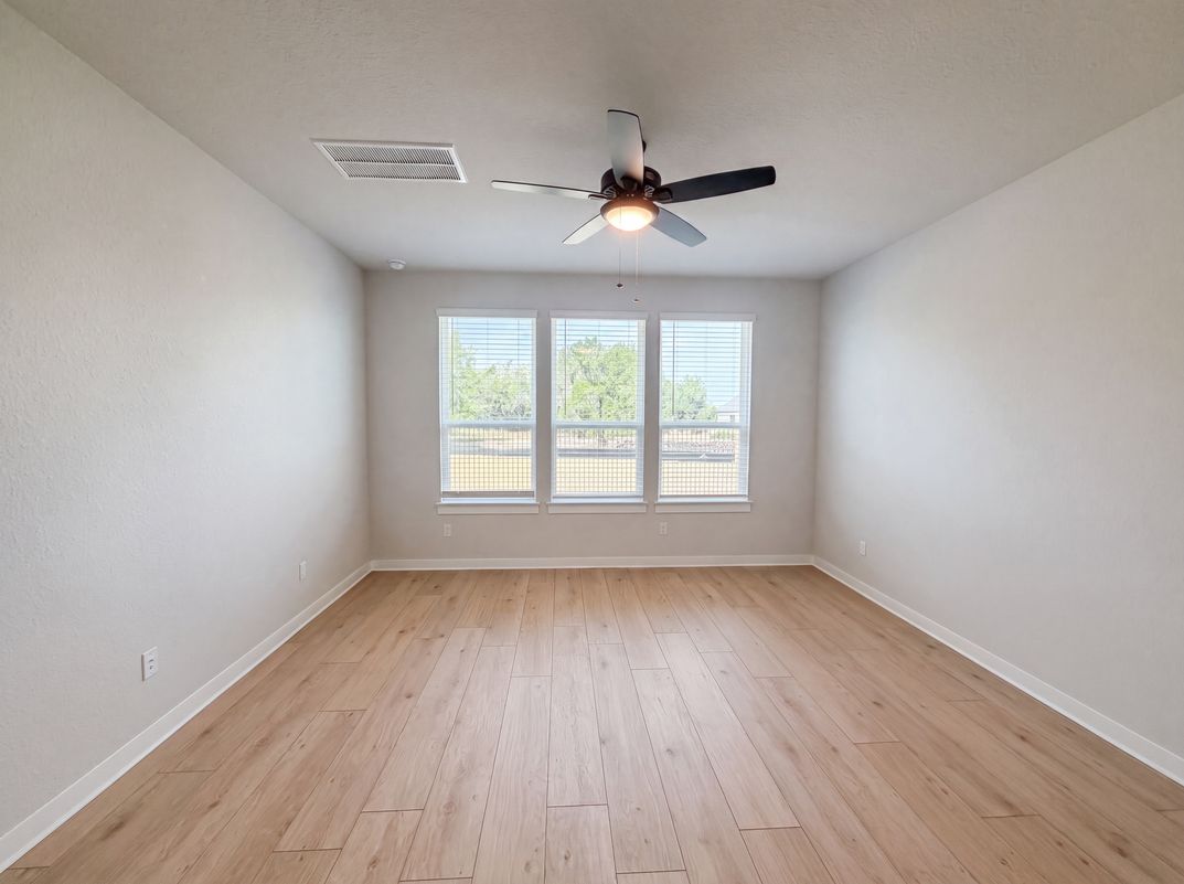 Photo 4 of 19 of 125 High Valley Dr, Liberty Hill, TX