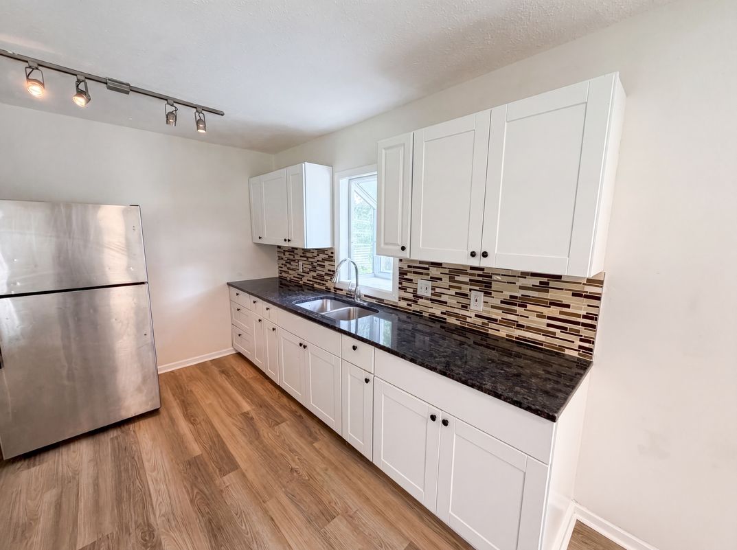 Photo 7 of 27 of 2591 Aldine St, Roseville, MN