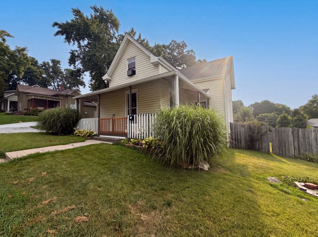 Photo 18 of 20 of 423 N Missouri St, Liberty, MO