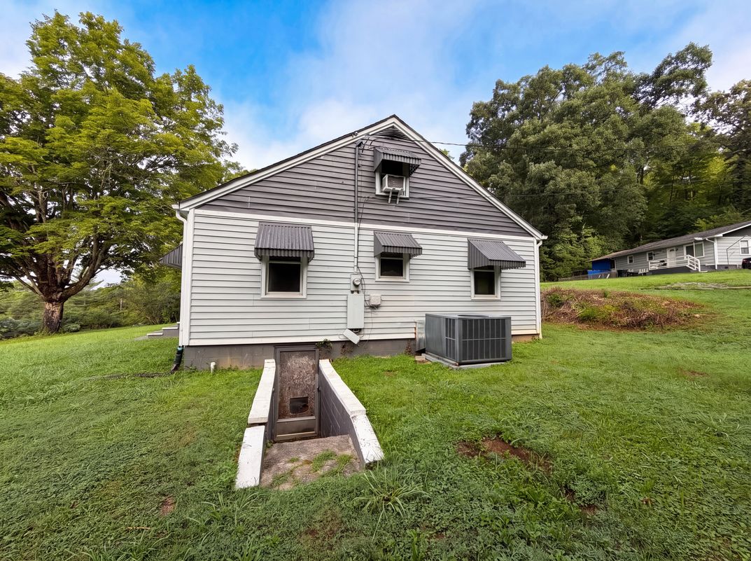 Photo 5 of 29 of 119 Old State Cir, Powell, TN