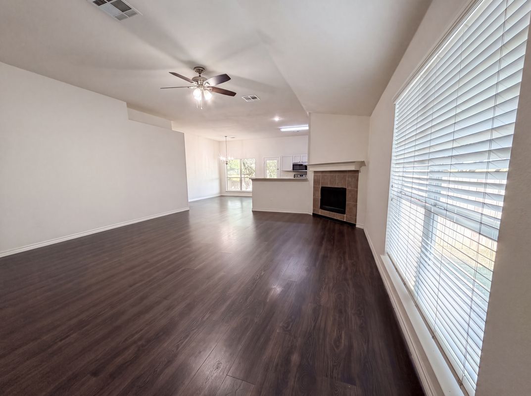 Photo 8 of 21 of 109 Eagle Dr, Luling, TX