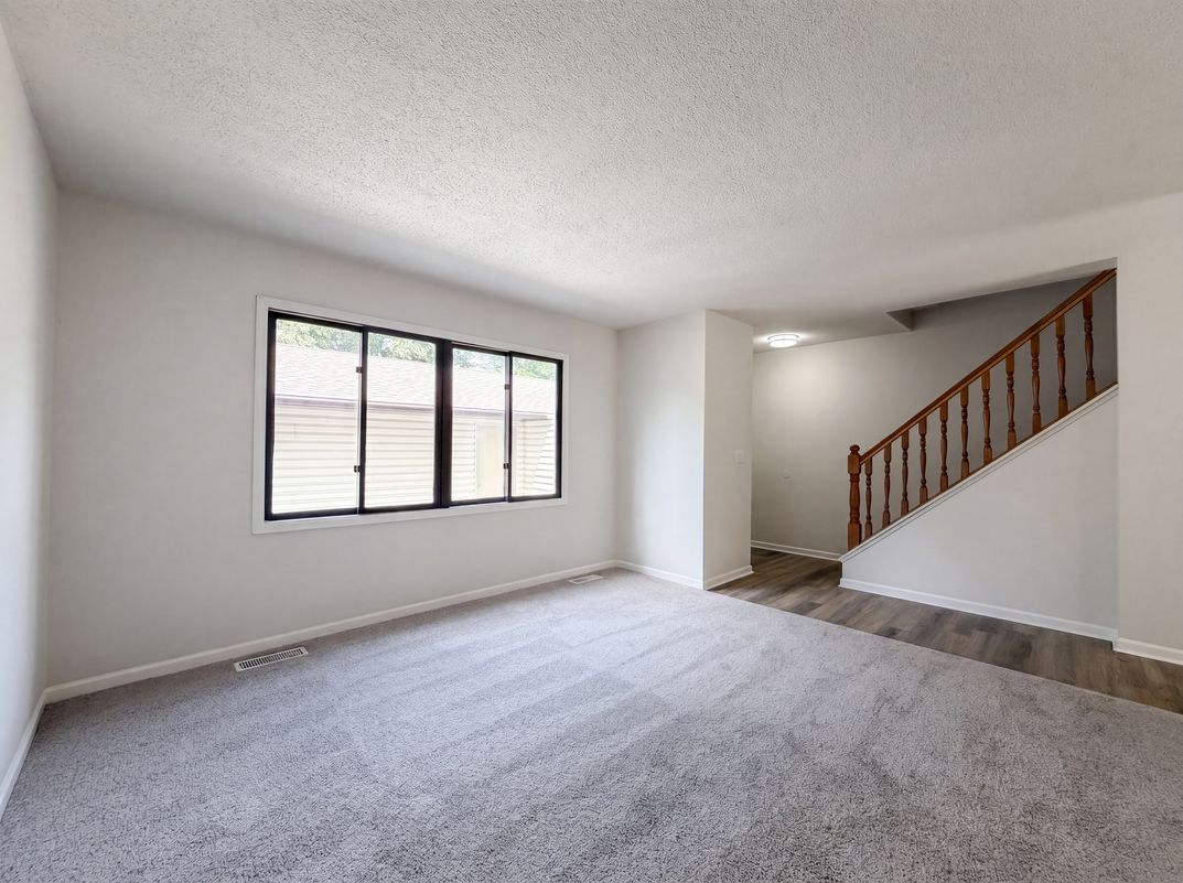 Photo 3 of 21 of 13637 Heather Hills Dr, Burnsville, MN