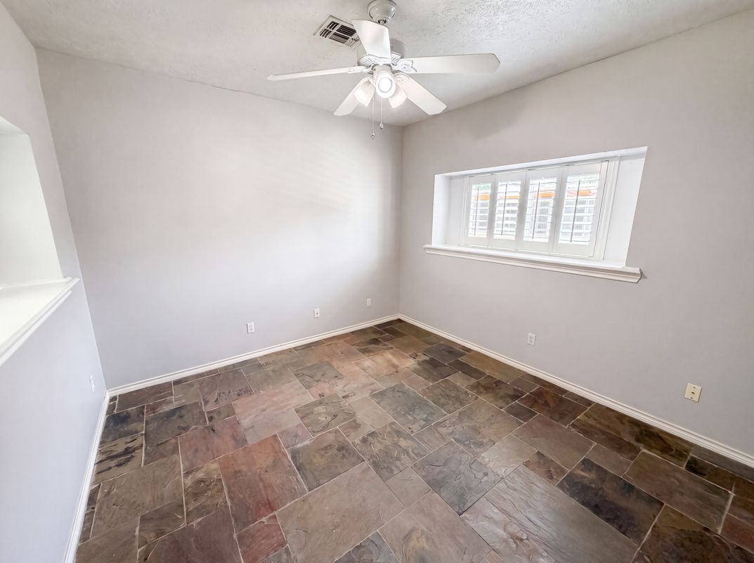 Photo 4 of 19 of 7934 Round Rock Dr, Houston, TX
