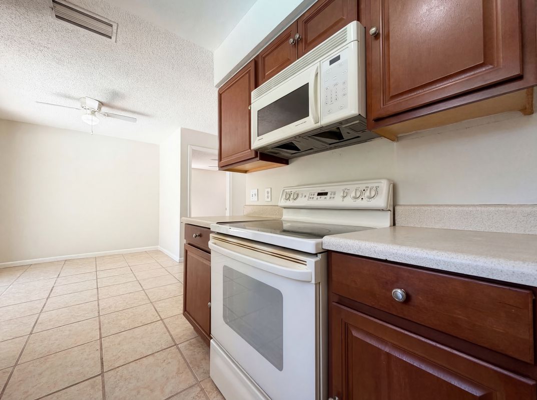 Photo 15 of 24 of 909 Winchester Ct, Brandon, FL