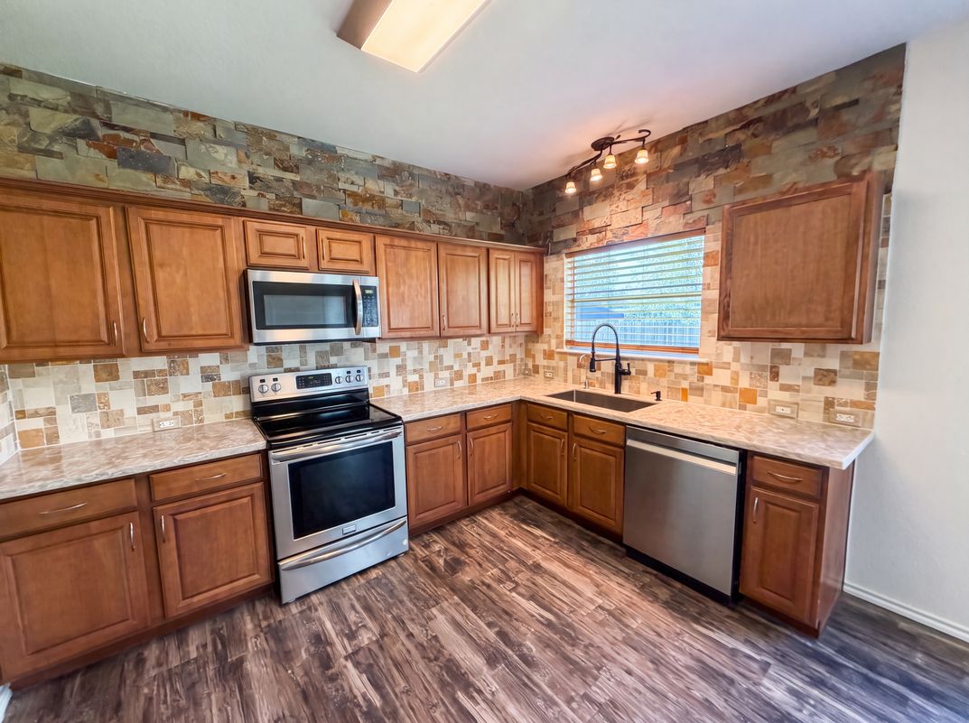 Photo 9 of 20 of 206 Almquist St, Hutto, TX