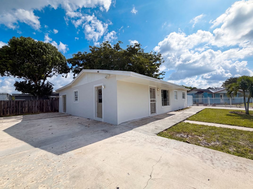 Photo 18 of 20 of 4403 NW 202nd St, Miami Gardens, FL