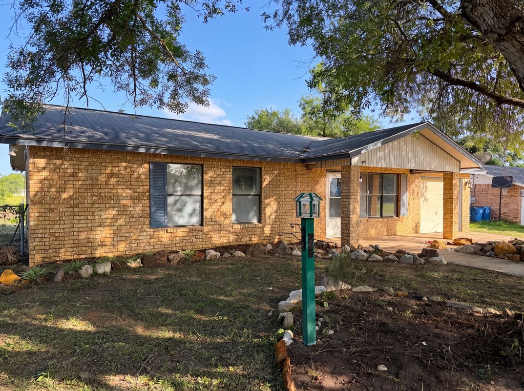 Photo 14 of 16 of 1308 Longhorn Dr, Floresville, TX