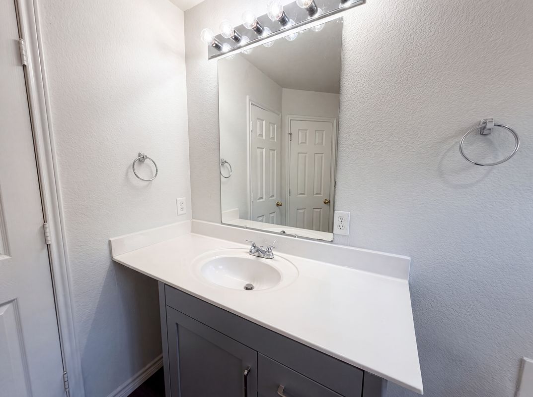 Photo 19 of 21 of 109 Eagle Dr, Luling, TX