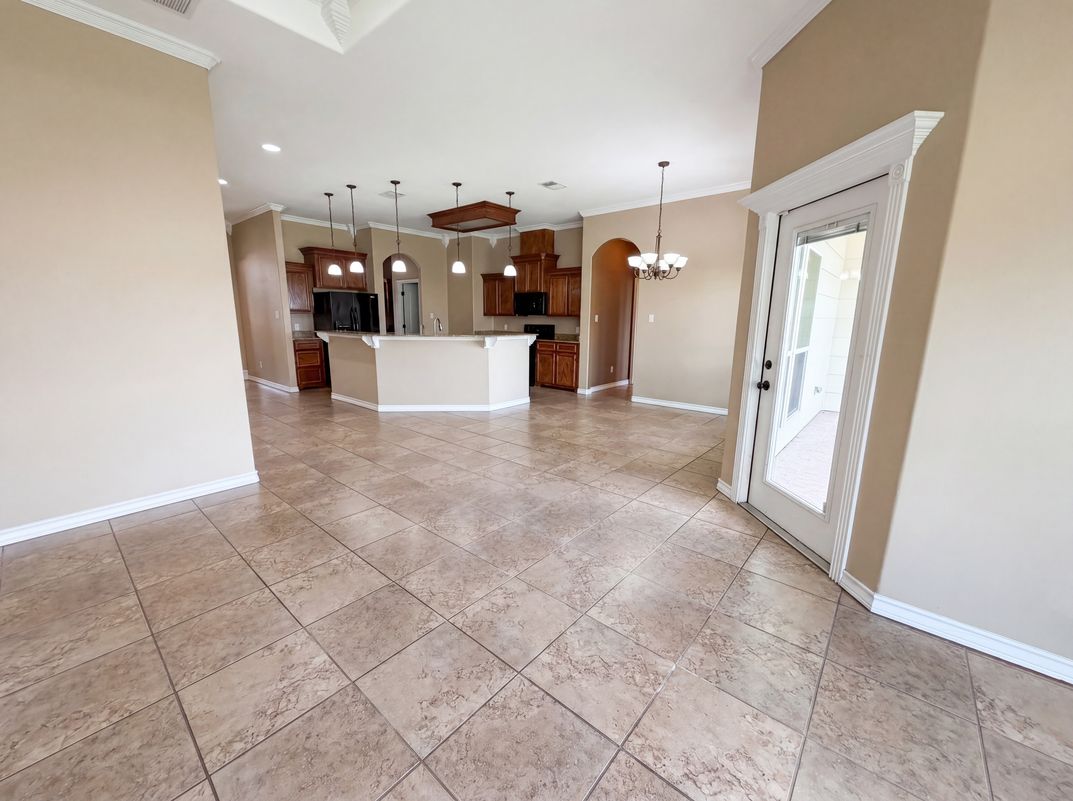 Photo 11 of 18 of 6906 King George Pl, Corpus Christi, TX