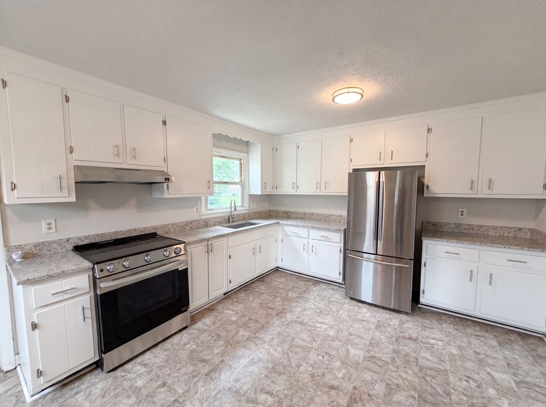 Photo 2 of 17 of 7397 Shady Grove Rd, Mechanicsville, VA