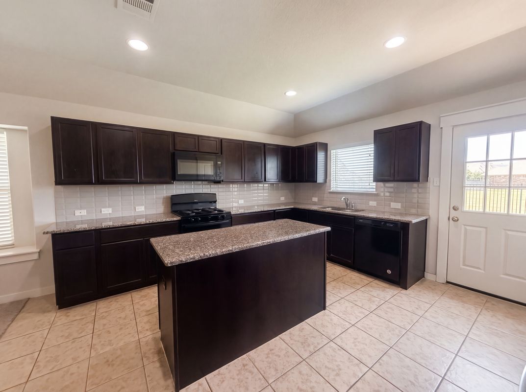 Photo 7 of 21 of 5909 Urbano Bnd, Round Rock, TX