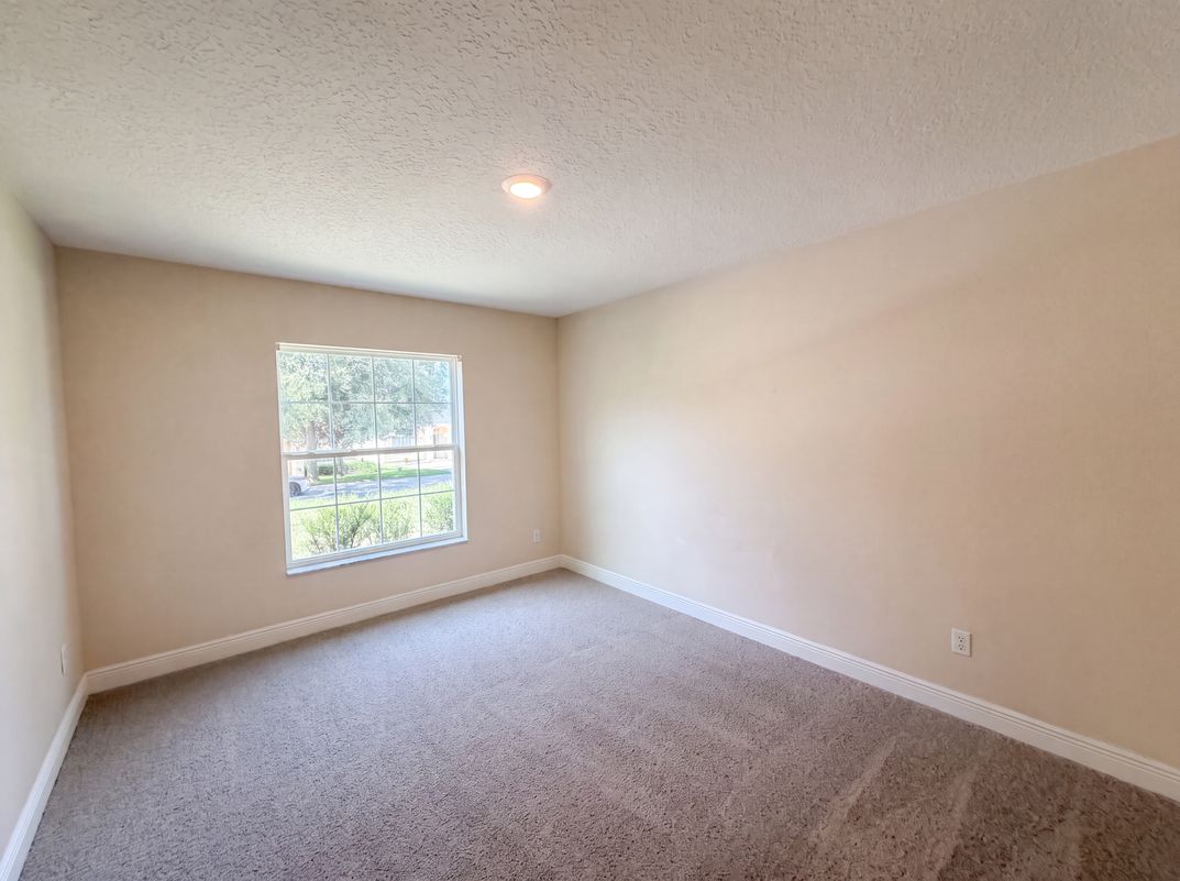 Photo 13 of 23 of 33137 Irongate Dr, Leesburg, FL