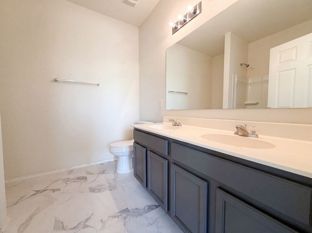 Photo 8 of 18 of 10611 Mary Scheel Ln, Converse, TX