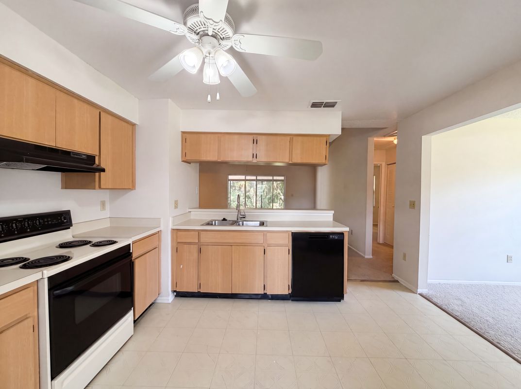 Photo 7 of 27 of 5720 Kneeland Ln, Tampa, FL