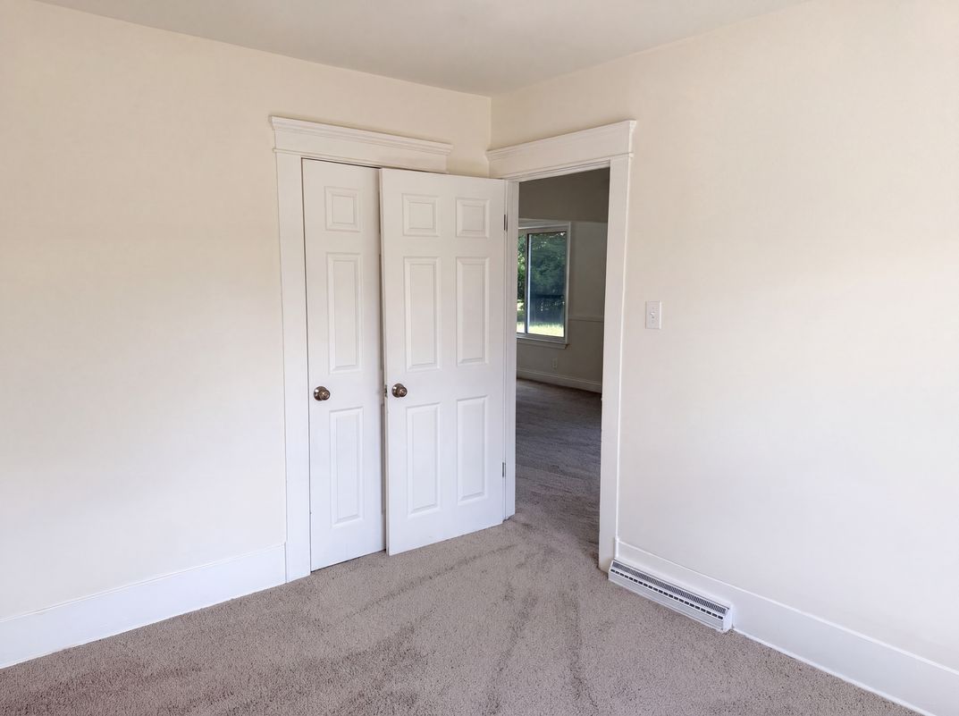 Photo 4 of 17 of 21420 Jefferson St, Farmington Hills, MI