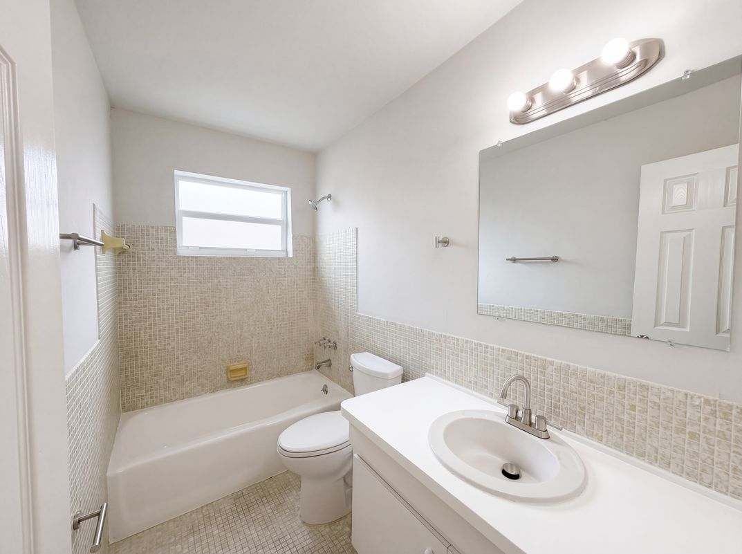 Photo 16 of 25 of 7141 Harbour Blvd, Miramar, FL