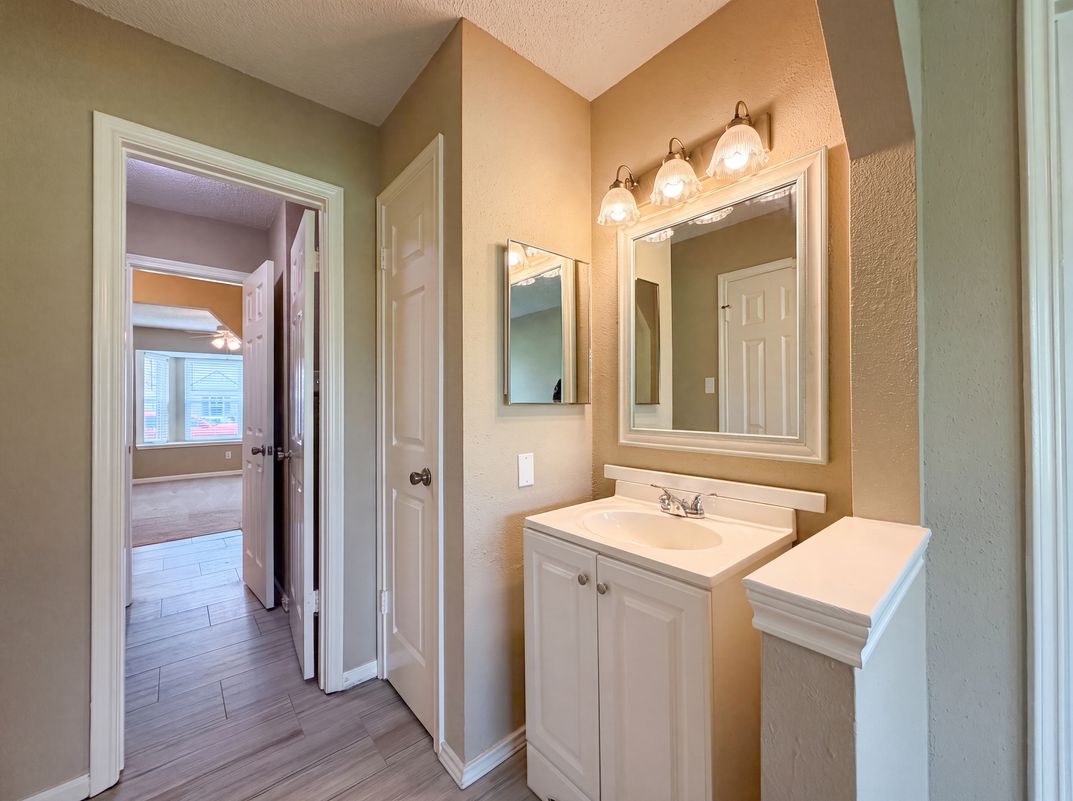 Photo 12 of 15 of 643 E Country Grove Cir, Pearland, TX