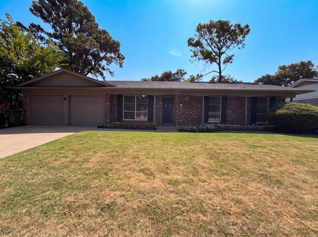 2136 Mountainview Dr Hurst TX 76054