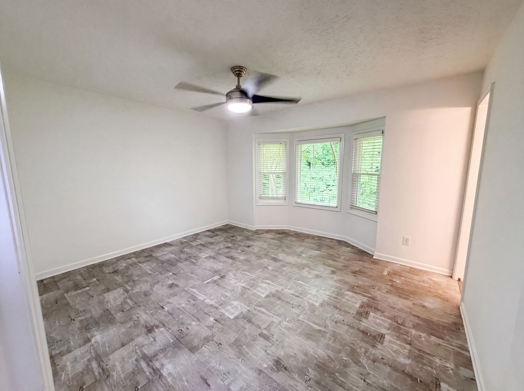 Photo 4 of 27 of 4378 Shady Dr NW, Lilburn, GA
