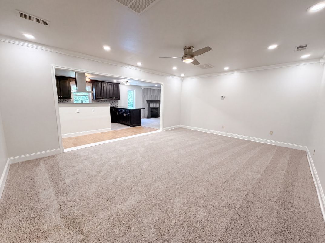 Photo 8 of 22 of 3423 Willow Crest Ln, Dallas, TX