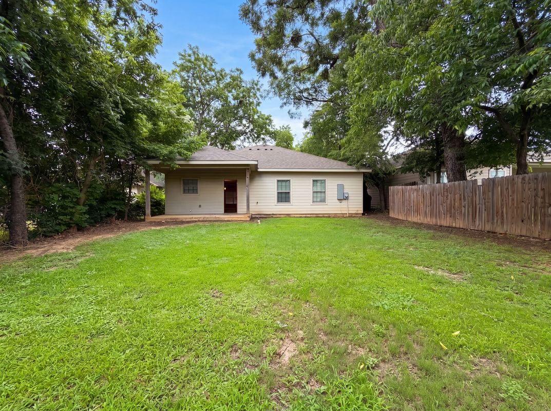 Photo 5 of 18 of 619 E Arlington Ave, Fort Worth, TX