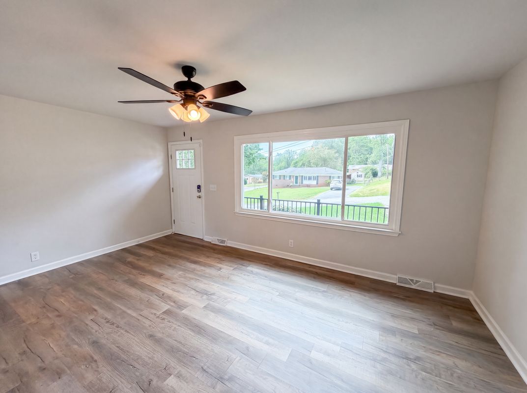 Photo 7 of 21 of 2510 Middleton Dr, Gastonia, NC