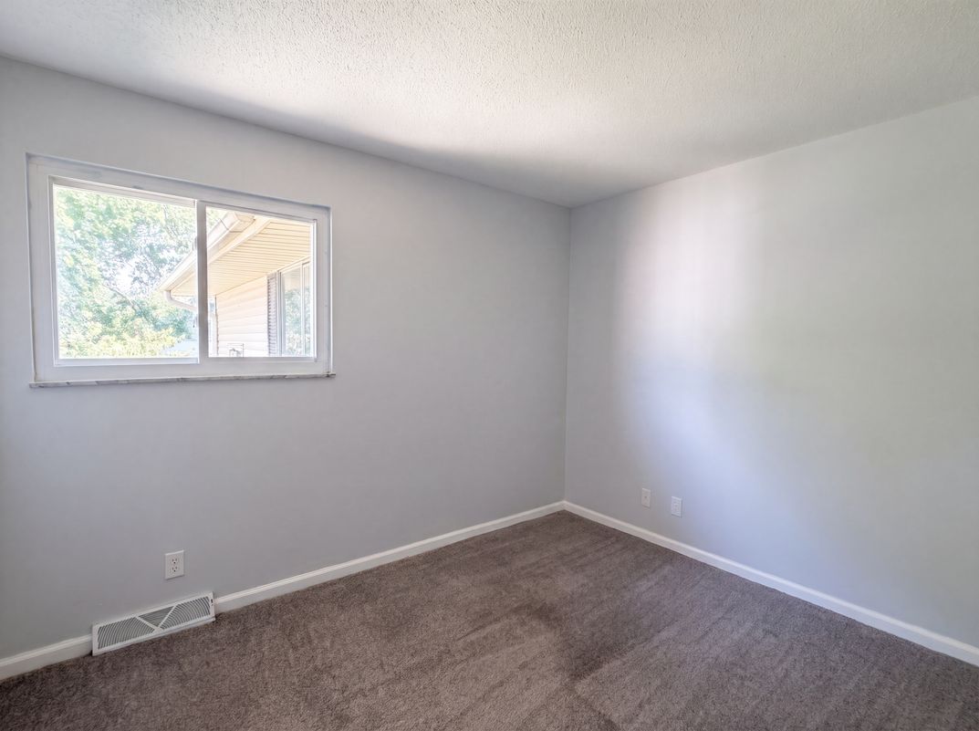 Photo 13 of 33 of 1415 Bolenhill Ave, Columbus, OH