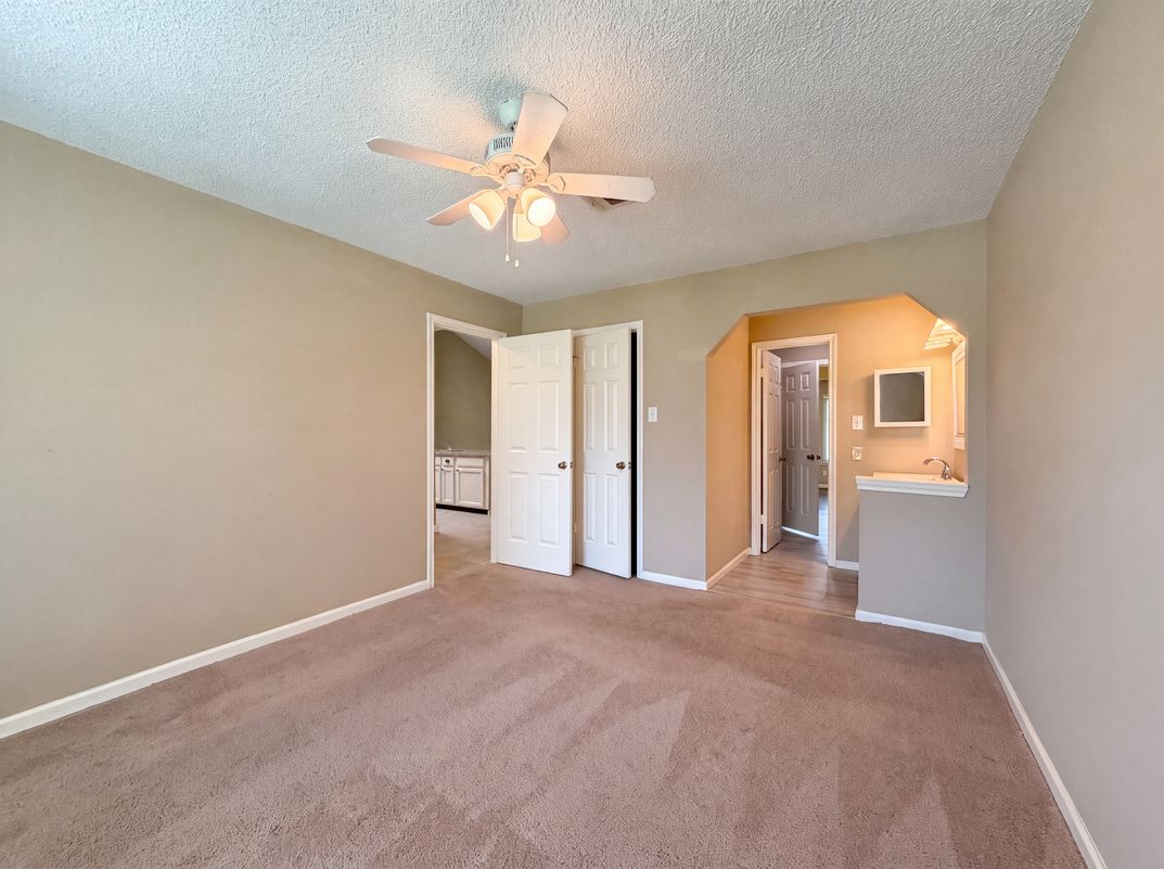 Photo 11 of 15 of 643 E Country Grove Cir, Pearland, TX