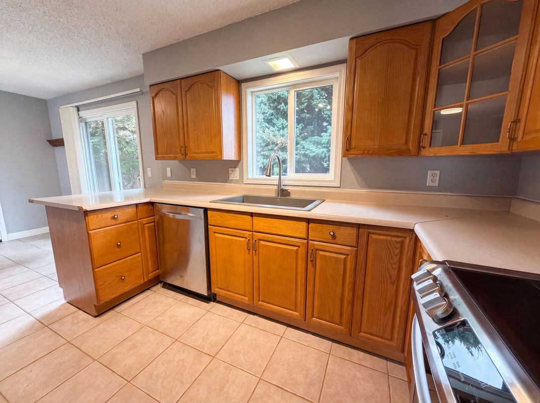 Photo 7 of 22 of 11530 SW Tigard Dr, Portland, OR