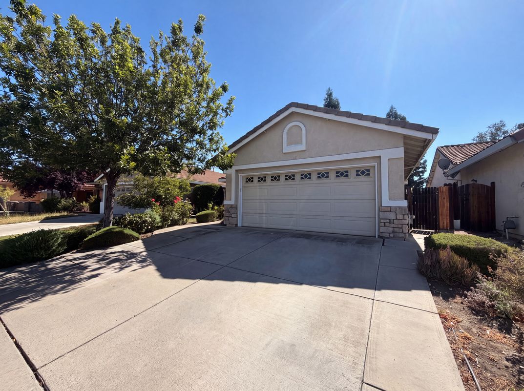 Photo 18 of 22 of 915 Wallace Dr, Woodland, CA
