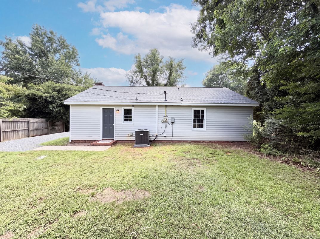 Photo 5 of 16 of 6912 Fieldlark Ln, Charlotte, NC