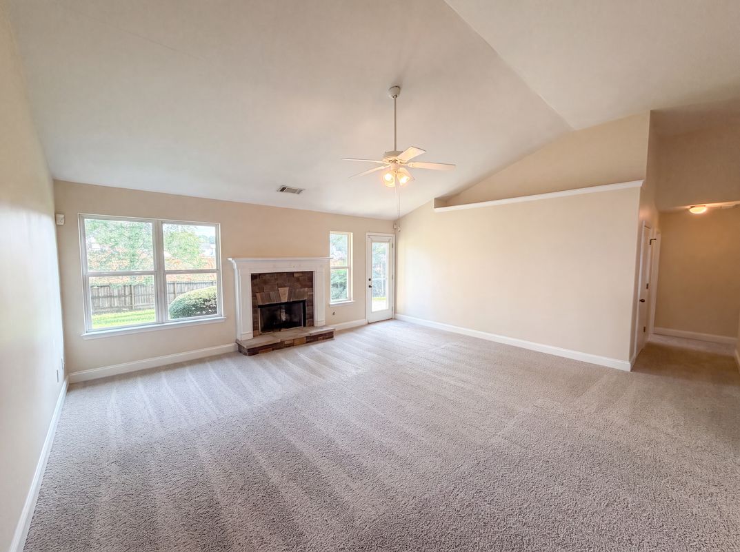 Photo 7 of 17 of 453 Castle Top Ln, Lawrenceville, GA