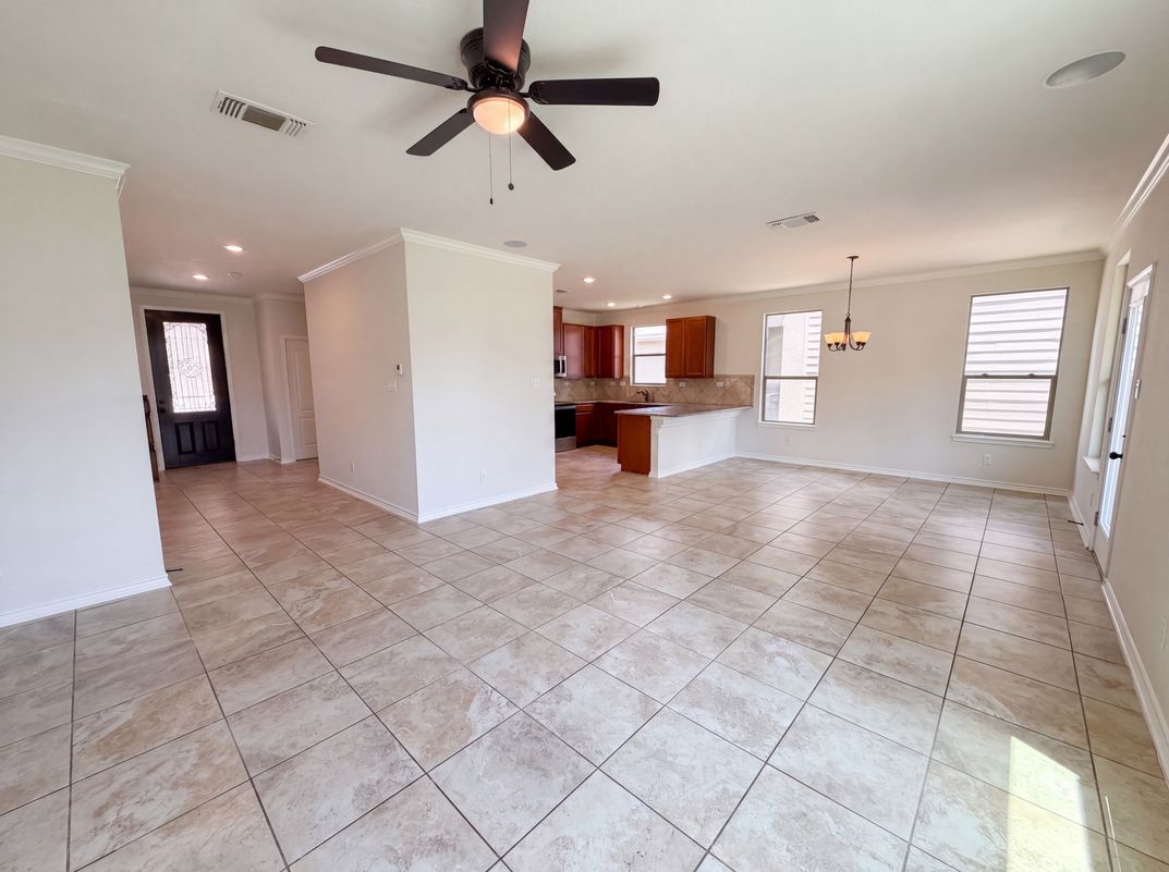 Photo 3 of 21 of 2100 Brandywine Dr, New Braunfels, TX