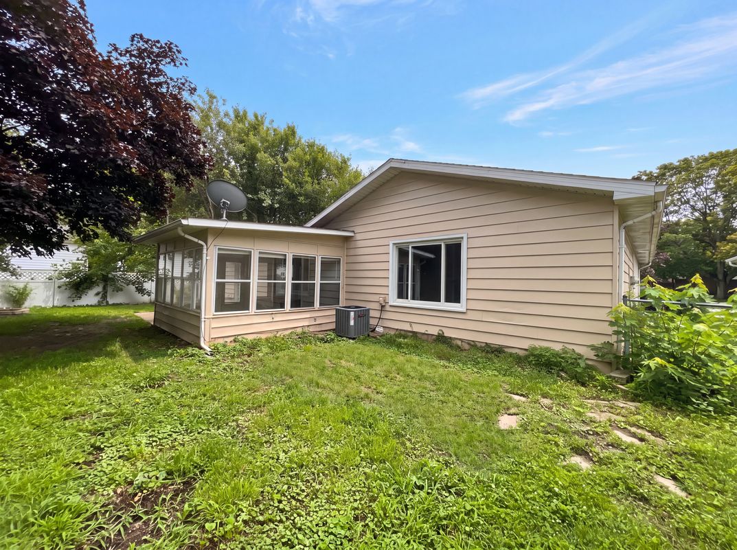 Photo 5 of 16 of 912 Hollycrest Dr, Champaign, IL