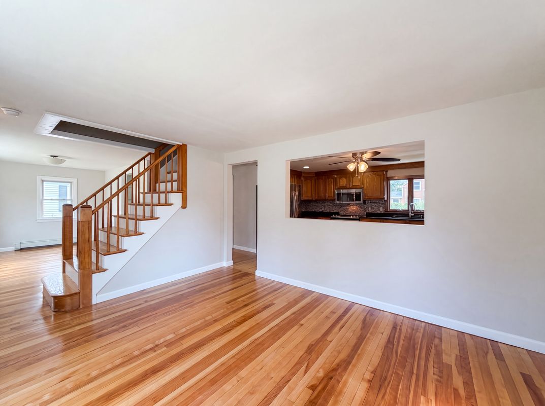 Photo 6 of 37 of 4 MacArthur Cir, Peabody, MA