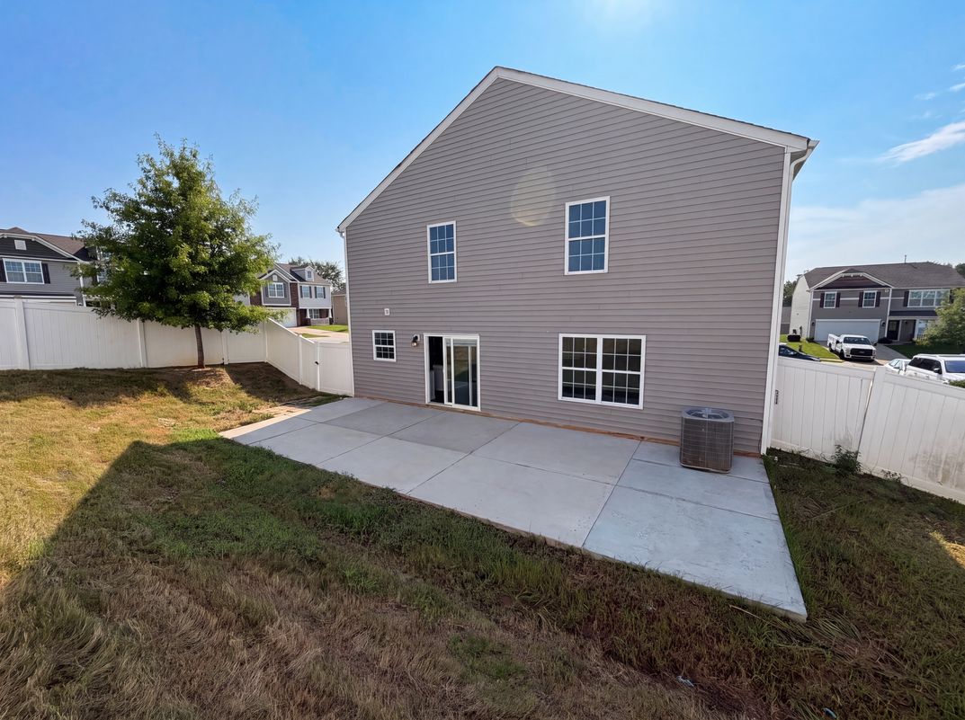 Photo 5 of 26 of 9833 Wardley Dr, Charlotte, NC