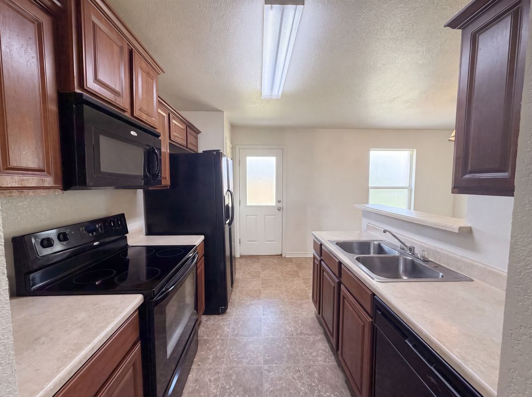 Photo 2 of 16 of 2512 Saulsbury Dr, Temple, TX