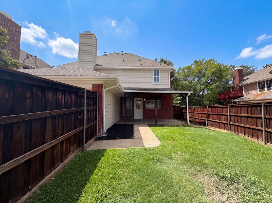 Photo 5 of 32 of 317 Riverwalk Ln, Irving, TX