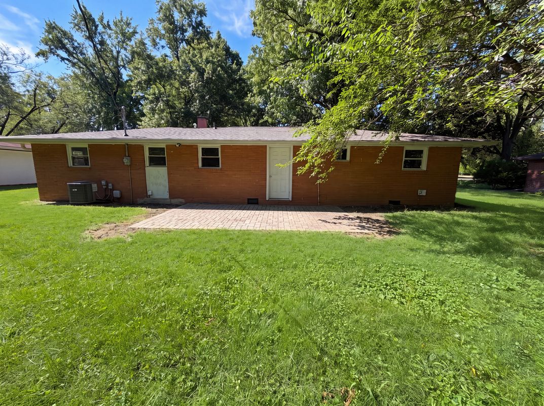 Photo 5 of 19 of 2434 W 67th St, Indianapolis, IN