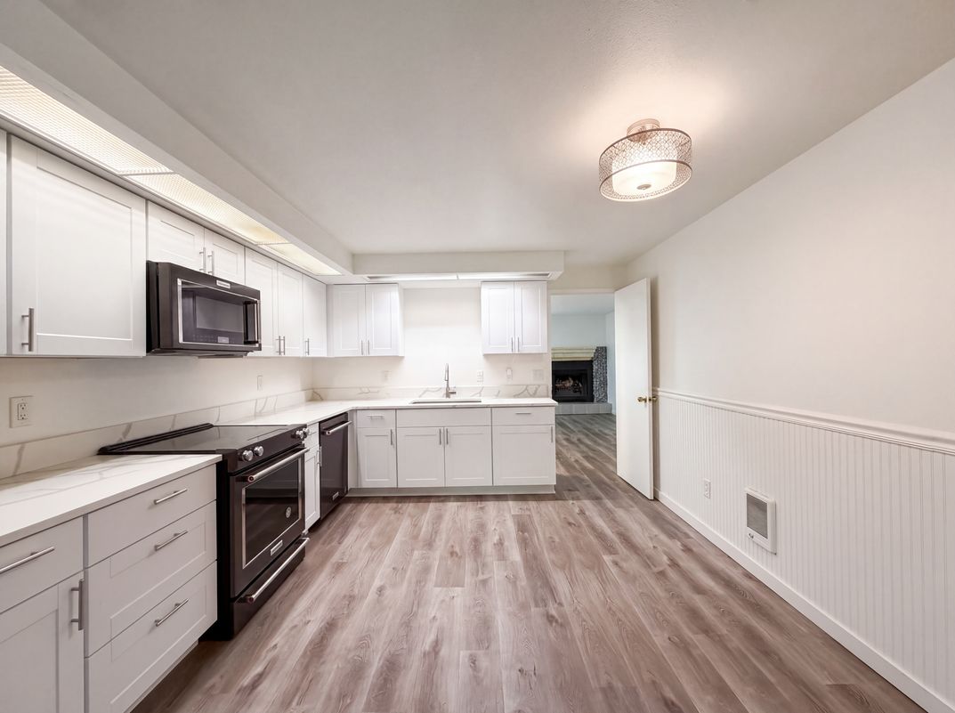 Photo 6 of 24 of 650 SW Meadow Dr, Beaverton, OR