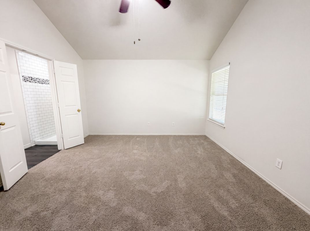 Photo 4 of 21 of 109 Eagle Dr, Luling, TX