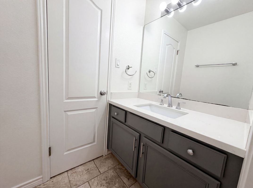 Photo 13 of 18 of 8423 Berry Knoll Dr, Universal City, TX