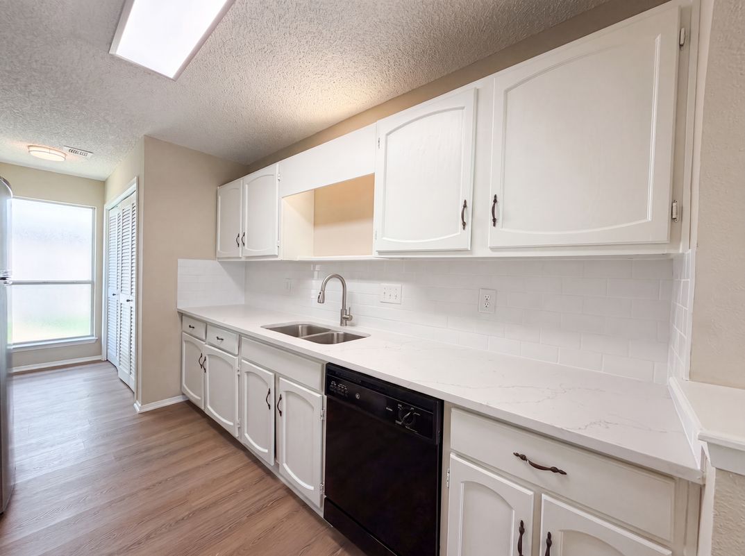 Photo 11 of 17 of 5602 Briarwood Forest Dr, Houston, TX