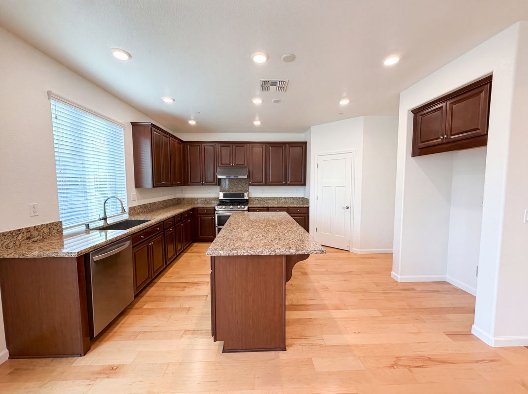 Photo 2 of 39 of 5022 Birch Valley Way, Rancho Cordova, CA