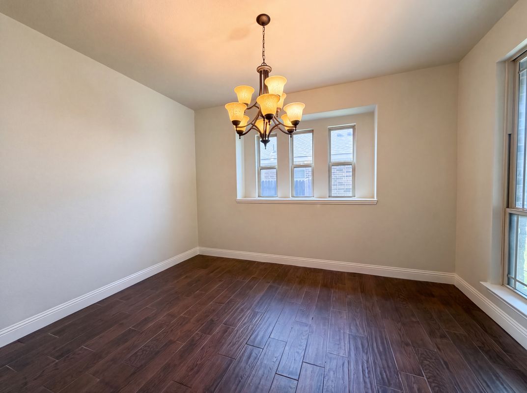 Photo 7 of 22 of 830 Graham Dr, Burleson, TX