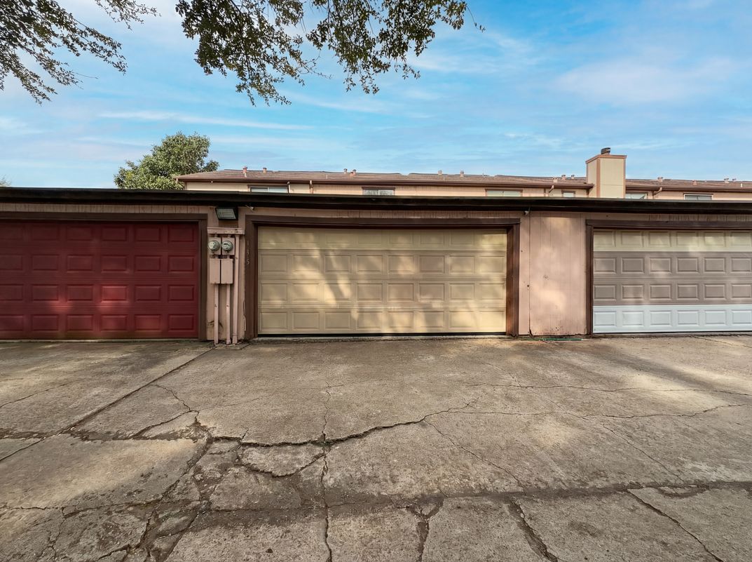 Photo 5 of 16 of 12300 Brookglade Cir, Houston, TX