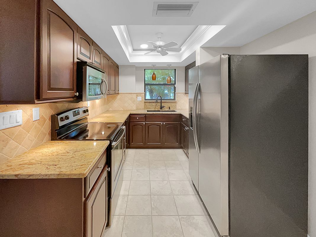 Photo 6 of 27 of 13516 Palmwood Ln, Tampa, FL