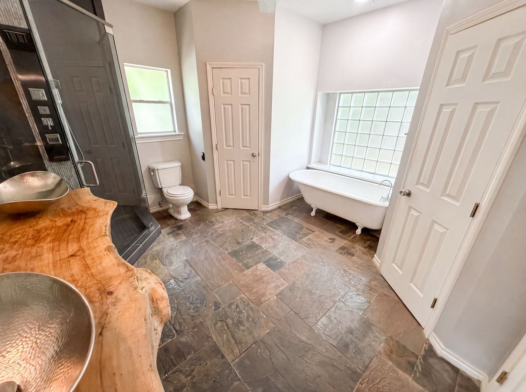 Photo 13 of 19 of 7934 Round Rock Dr, Houston, TX